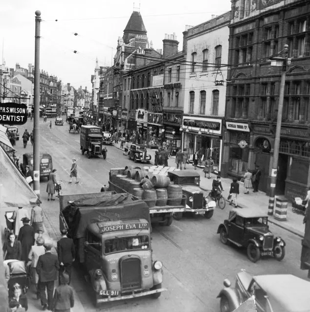 Traffic in a street in Reading, Berkshire, circa 1945. (Photo by Hulton Archive/Getty Images)