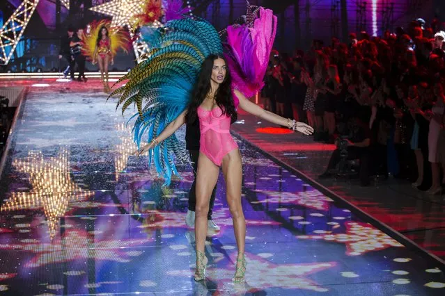 Model Adriana Lima presents a creation during the 2015 Victoria's Secret Fashion Show in New York, November 10, 2015. (Photo by Lucas Jackson/Reuters)