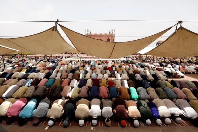 Muslims offer their prayers at Jama Masjid (Grand Mosque) on the first Friday of the holy fasting month of Ramadan in the old quarters of Delhi, India, May 18, 2018. (Photo by Saumya Khandelwal/Reuters)