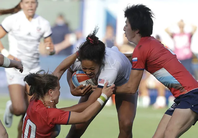 United States's Jordan Gray, center, runs against Russia during the Women's Rugby Sevens World Cup in San Francisco, Friday, July 20, 2018. (Photo by Jeff Chiu/AP Photo)