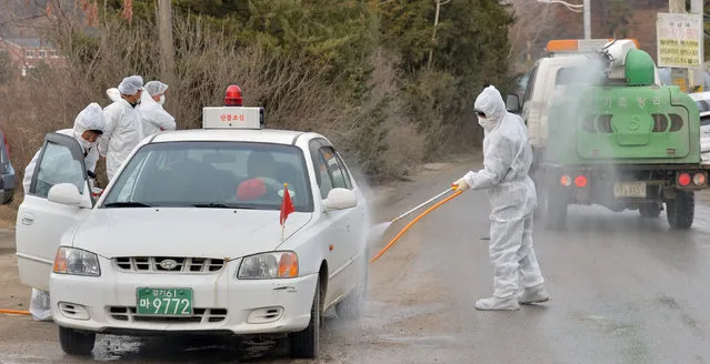 South Korean health officials disinfect a vehicle to prevent spread of bird flu in Pocheon, South Korea, November 23, 2016. (Photo by Kim Myeong-jin/Reuters/News1)