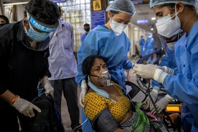 A patient suffering from COVID-19 receives treatment inside the emergency ward at Holy Family hospital in New Delhi, India, April 29, 2021. Patients arrived in ambulances and private vehicles, some gasping for air as their oxygen cylinders ran out. In the ICU, patients lay on trolleys between beds. (Photo by Danish Siddiqui/Reuters)