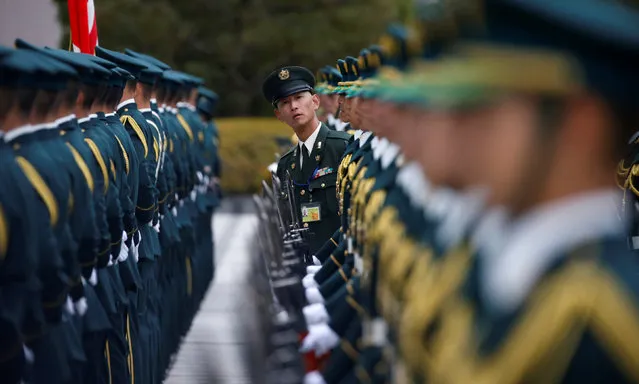 Members of Japan's Self-Defence Force's honour guard prepare for a ceremony for U.S. Defense Secretary Ash Carter at the Defense Ministry in Tokyo, Japan, December 7, 2016. (Photo by Toru Hanai/Reuters)