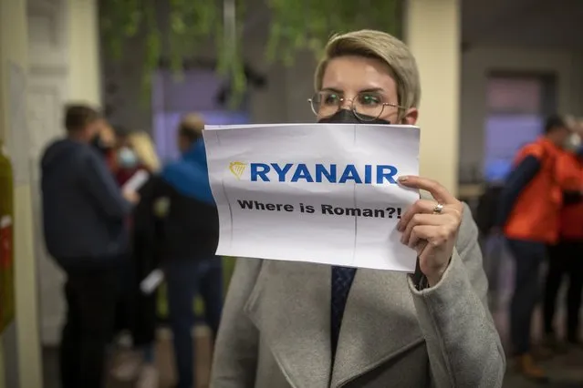 A woman holds a poster reads “where is Raman Pratasevich?!” as she waits to see passengers of the Ryanair plane with registration number SP-RSM, carrying opposition figure Raman Pratasevich which was traveling from Athens to Vilnius and was diverted to Minsk after a bomb threat, after its landing at the International Airport outside Vilnius, Lithuania, Sunday, May 23, 2021. The presidential press service said President Alexander Lukashenko personally ordered that a MiG-29 fighter jet accompany the Ryanair plane carrying opposition figure Raman Pratasevich and traveling from Athens, Greece, to Vilnius, Lithuania to the airport in the capital Minsk. (Photo by Mindaugas Kulbis/AP Photo)