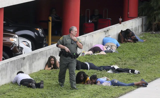 First responders secure the area outside the Fort Lauderdale-Hollywood International airport after a shooting took place Friday, January 6, 2017 in Fort Lauderdale, Fla. a gunman opened fire in the baggage claim area at the airport Friday, killing several people and wounding others before being taken into custody in an attack that sent panicked passengers running out of the terminal and onto the tarmac, authorities said. (Photo by Mike Stocker/South Florida Sun-Sentinel via AP Photo)