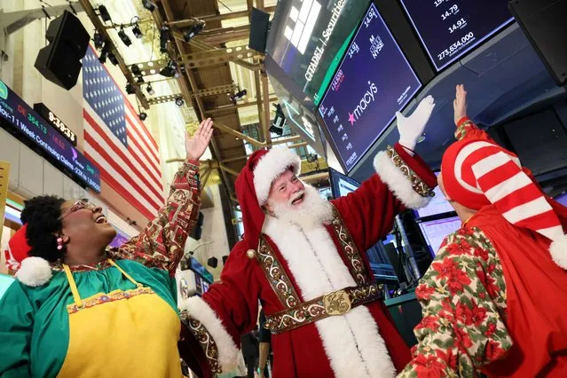Macy's Santa Claus, appears on the trading floor to celebrate the 97th Macy’s Thanksgiving Day Parade at the New York Stock Exchange (NYSE) in New York City, U.S., November 22, 2023. (Photo by Brendan McDermid/Reuters)