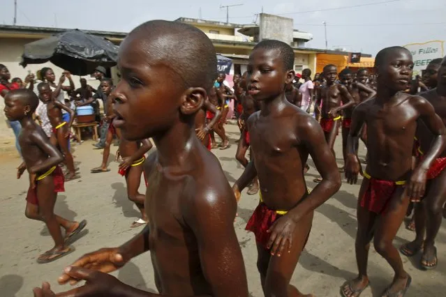 Youth take part in a parade during the Popo (Mask) Carnival of Bonoua, in the east of Abidjan, April 18, 2015. (Photo by Luc Gnago/Reuters)