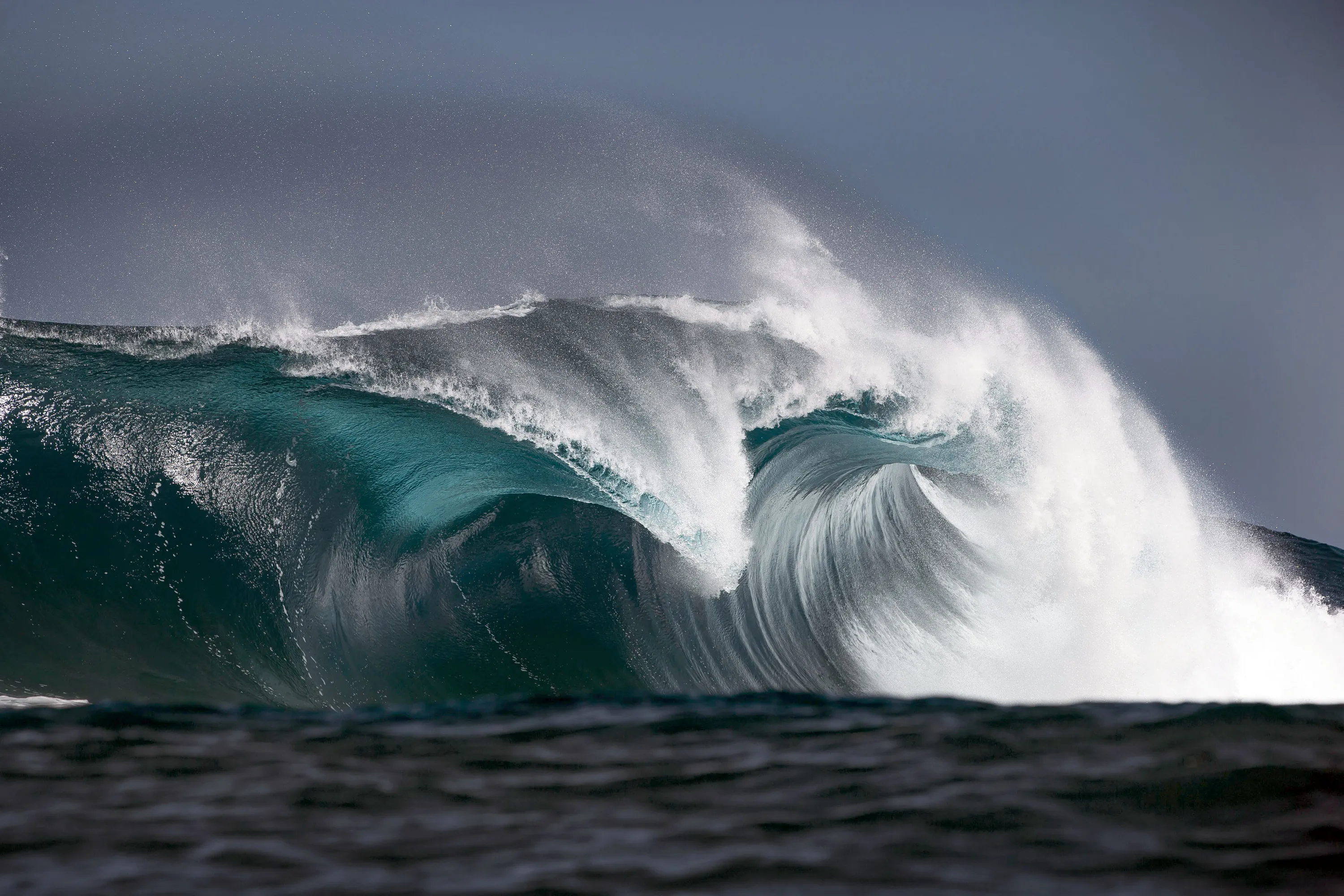 Частота морской волны. Бискайский залив волны убийцы. Кейпроллеры волны убийцы. Волна убийца Посейдон. Огромные волны.