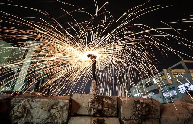 Gazaian youth perform fire spinning during the holy month of Ramadan in Gaza City, Gaza on May 6, 2019. (Photo by Mustafa Hassona/Anadolu Agency/Getty Images)