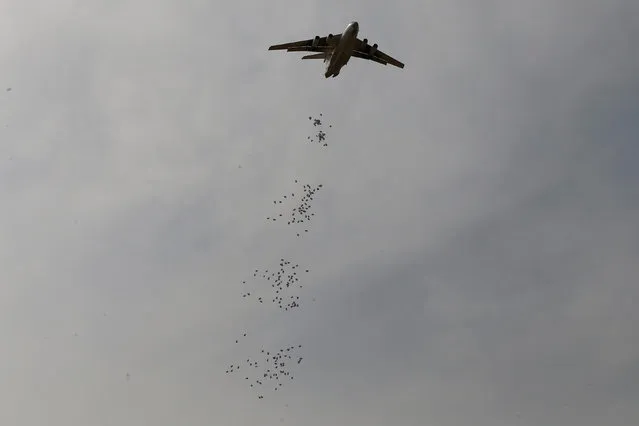 A United Nations World Food Programme (WFP) plane releases sacks of food during an airdrop close to Rubkuai village in Unity State, northern South Sudan, February 18, 2017. (Photo by Siegfried Modola/Reuters)