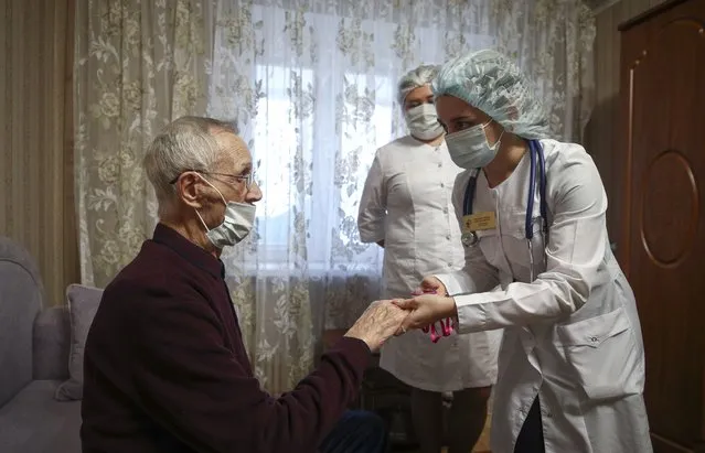 A patient has oxygen levels in the blood measured using a pulse oximeter before receiving a dose of vaccine against COVID-19 during a home vaccination visit in Kazan, Tatarstan, Russia on December 2, 2021. Since the start of the pandemic, Tatarstan (including Kazan) has confirmed more than 2,051,000 cases of COVID-19. (Photo by Yegor Aleyev/TASS)