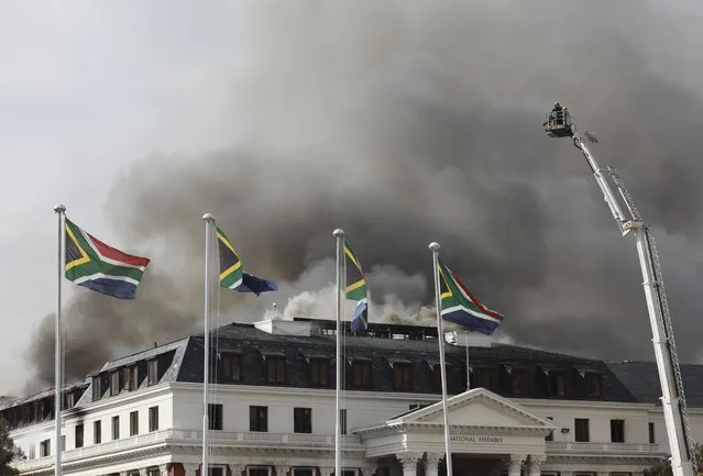 Smoke rises from the Parliament in Cape Town, South Africa, Monday, January 3, 2022 after the fire re-ignited late afternoon. Firefighters are again on the scene after a major blaze tore through the precinct a day earlier. (Photo by Nardus Engelbrecht/AP Photo)