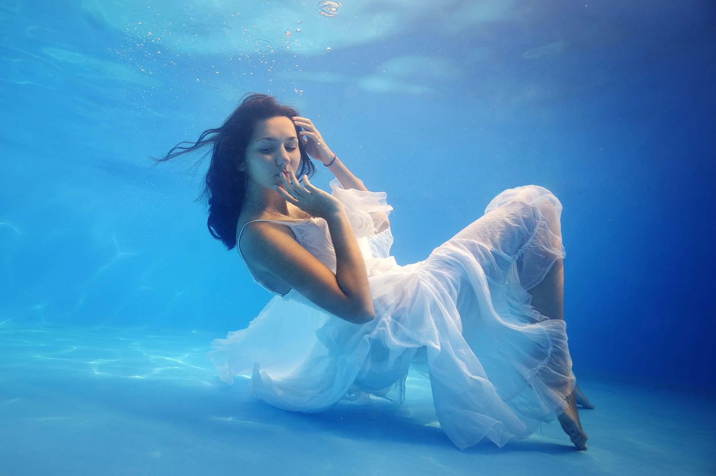 Девушка в воде красиво. Девушка под водой. Фотосессия под водой. Фотосессия в воде в платье. Девушка в воде.