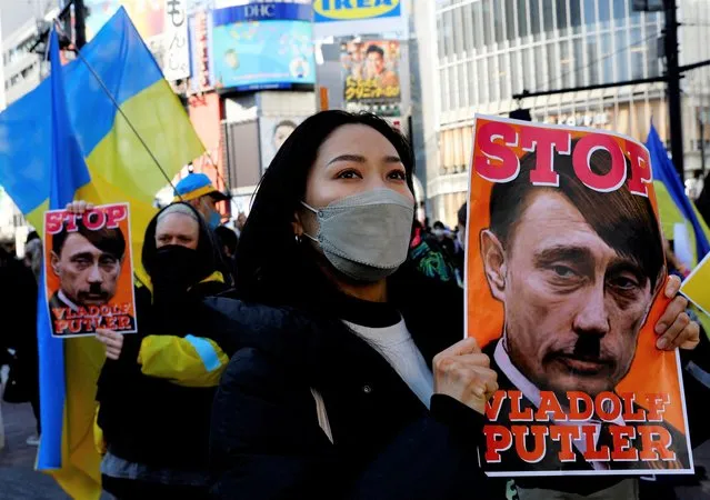 Protesters hold banners during a rally against Russia's invasion of Ukraine, in Tokyo, Japan, February 26, 2022. (Photo by Kim Kyung-Hoon/Reuters)