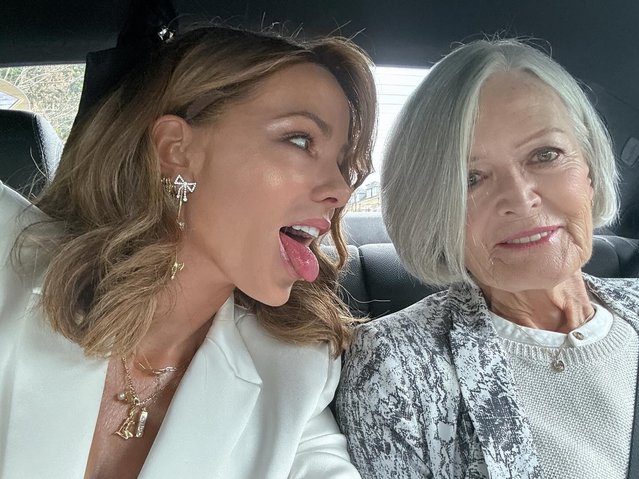 English actress Kate Beckinsale gets silly with her mom after taking her to Wimbledon in the second decade of July 2024. (Photo by katebeckinsale/Instagram)