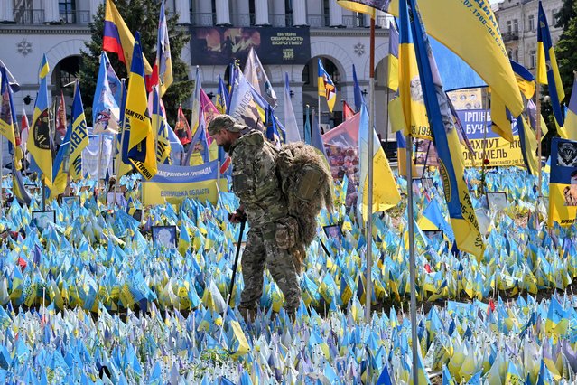 A wounded Ukrainian serviceman visits a designated area for commemorating fallen Ukrainian soldiers at the Independence Square in Kyiv on August 29, 2024, during the Remembrance Day of Defenders of Ukraine. (Photo by Sergei Supinsky/AFP Photo)