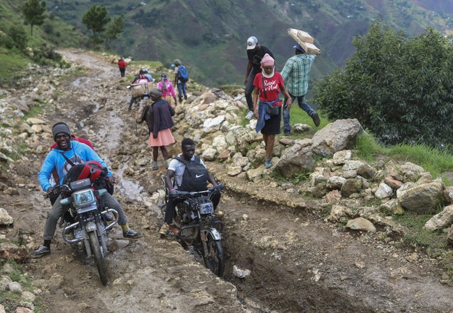 People traverse mountainous roads as they avoid gang violence in the Kenscoff neighborhood of Port-au-Prince, Haiti, Tuesday, September 10, 2024. (Photo by Odelyn Joseph/AP Photo)