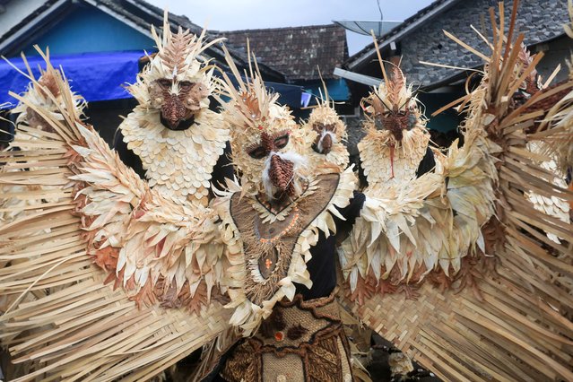 Dancers pose before performing at the Five Mountains Folk Festival, started by farmers on the slopes of Mount Merapi Merbabu, in Magelang, Central Java, September 25, 2024. (Photo by Devi Rahman/AFP Photo)