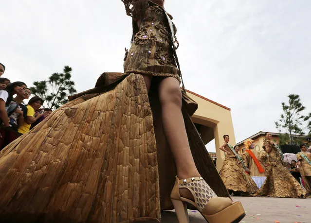 Filipino candidates wearing gowns made from dried water hyacinth stalks, pose during the Water Lily pageant in Las Pinas city, south of Manila, Philippines, July 24, 2014. Jian Cayla Salazar was crowned Miss Water Lily 2014 during a festival that aims to promote the water hyacinth-based livelihood enterprise for the benefit of residents in flood prone communities. (Photo by Francis R. Malasig/EPA)