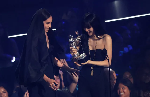 Lisa accepts the award for Best K-pop for "Lalisa" from presenter Sofia Carson at the 2022 MTV Video Music Awards at the Prudential Center in Newark, New Jersey, U.S., August 28, 2022. (Photo by Brendan McDermid/Reuters)