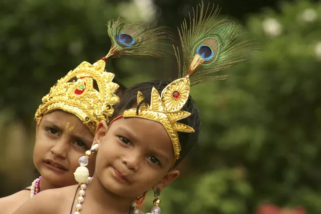 School children dressed as Lord Krishna wait to perform during festivities ahead of “Janamashtmi” in Chandigarh August 22, 2008. (Photo by Ajay Verma/Reuters)