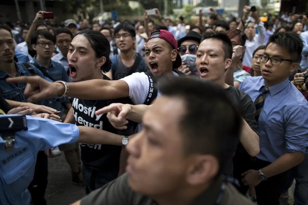 Scuffles as Protest Opponents Try to Tear Down Hong Kong Barricades