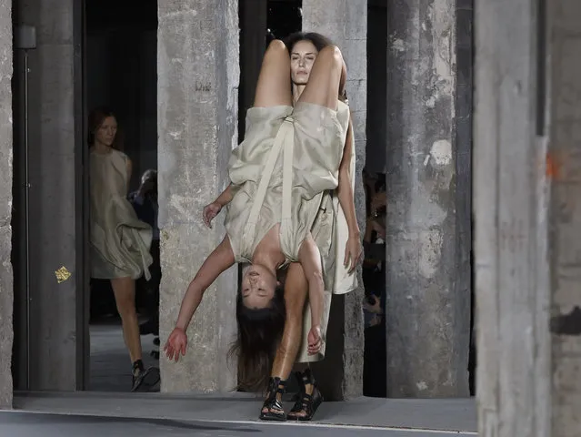 Models wear creations for American designer Rick Owens' as part of his Spring-Summer 2016 ready-to-wear fashion collection, presented during the Paris Fashion Week in Paris, France, Thursday, October 1, 2015. (Photo by Michel Euler/AP Photo)