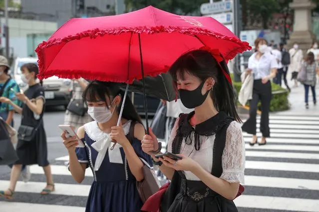 Pedestrians, many wearing protective masks, cross the road in Harajuku district on August 28, 2020 in Tokyo, Japan. Japan has so far 66,481 infections, 1,254 death and 53,482 recoveries from the virus, which includes the numbers of cases on the Diamond Princess cruise ship. (Photo by Takashi Aoyama/Getty Images)