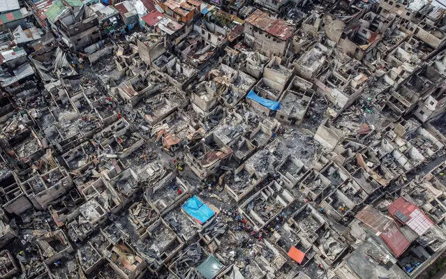This aerial photo taken on February 2, 2023 shows the charred houses after a fire at a slum area in Quezon City, the Philippines. Hundreds of families were left homeless after a fire engulfed a slum area in Quezon City Wednesday afternoon, according to the Philippine Bureau of Fire Protection. (Photo by Xinhua News Agency/Rex Features/Shutterstock)
