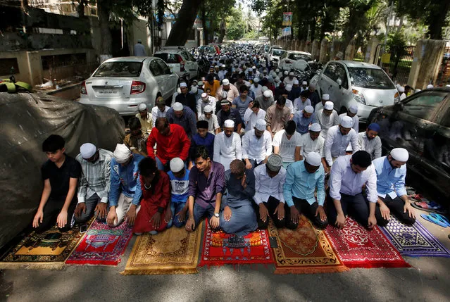 Men offer prayers on a street on the second Friday of the holy fasting month of Ramadan in Mumbai, India, May 25, 2018. (Photo by Francis Mascarenhas/Reuters)