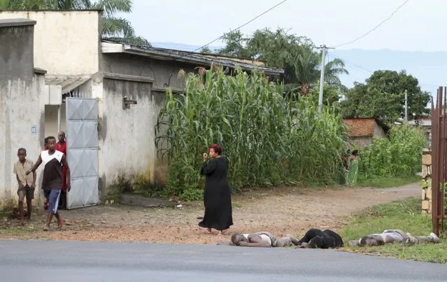 Residents look at the bodies of unidentified men killed during gunfire, in the Nyakabiga neighbourhood of Burundi's capital Bujumbura, December 12, 2015. At least 20 dead bodies were seen on the streets of the Burundian capital Bujumbura on Saturday, a police source said, following the worst outbreak of violence since a failed coup in May. (Photo by Jean Pierre Aime Harerimana/Reuters)