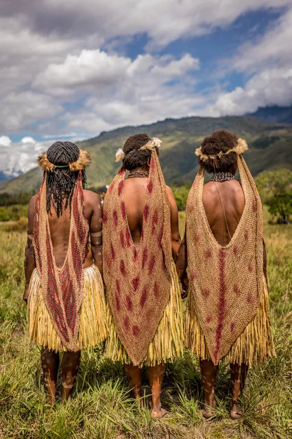 Women from the Dani tribe look over hills in, Western New Guinea, Indonesia, August 2016. (Photo by Teh Han Lin/Barcroft Images)
