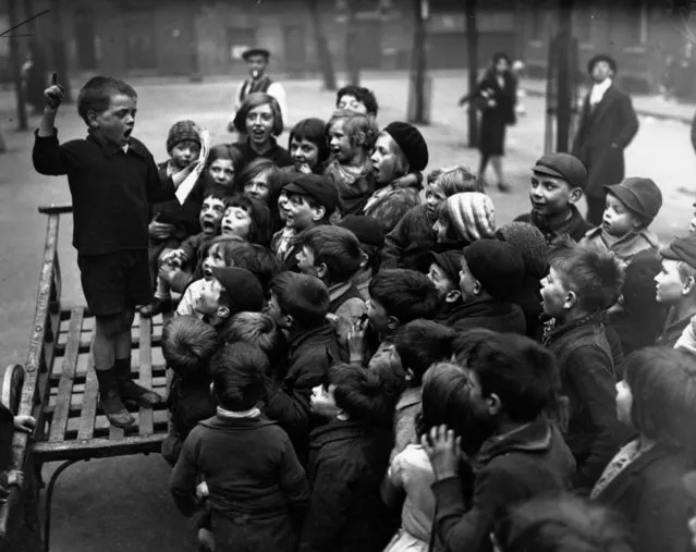 Children from the East End of London holding a meeting to discuss their day in the country, for which the Hoxton Market Mission are organising a fund appeal, 9th May 1932. (Photo by Fox Photos/Getty Images)