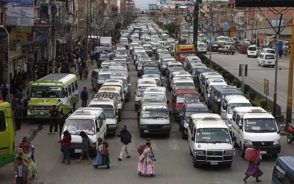 Bolivian City Hires Indigenous Aymara Women as Traffic Cops