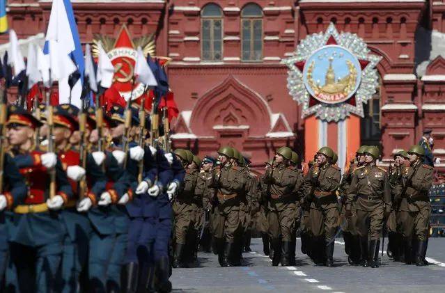 Russian servicemen (R) dressed in historical uniform march during the Victory Day parade at Red Square in Moscow, Russia, May 9, 2015. (Photo by Sergei Karpukhin/Reuters)
