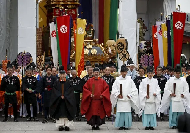 Shinto priests, Shrine parishioners and Shinto studies specialty students attend a ritual for the Kanda festival at the Kanda-Myojin shrine in Tokyo May 9, 2015. (Photo by Toru Hanai/Reuters)