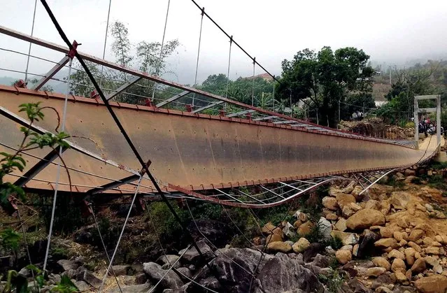 A collapsed suspension bridge over a spring is pictured at Tam Duong district, in the northwestern mountainous province of Lai Chau on February 24, 2014. At least seven people were killed and dozens more injured when a suspension bridge collapsed in northern Vietnam, an official said. (Photo by AFP Photo/Vietnam News Agency)