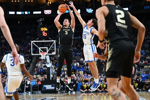 Jack Gohlke #3 of the Oakland Golden Grizzlies shoots against Reed Sheppard #15 of the Kentucky Wildcats during the first half in the first round of the NCAA Men's Basketball Tournament at PPG PAINTS Arena on March 21, 2024 in Pittsburgh, Pennsylvania. (Photo by Joe Sargent/Getty Images)