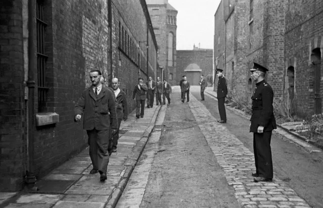 Prison officers watching prisoners return from their daily outdoor exercise at Strangeways Prison in Manchester, England, 20th November 1948. (Photo by Bert Hardy/Picture Post/Getty Images)