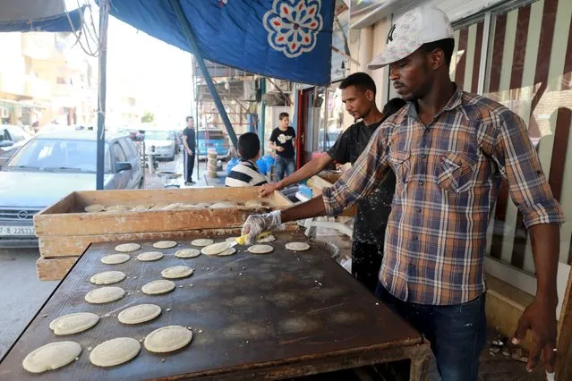 A man makes traditional sweets in a market during the holy month of Ramadan, in Benghazi, Libya June 28, 2015. (Photo by Esam Omran Al-Fetori/Reuters)