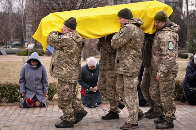 Ukrainian servicemen carry the coffin of Volodymyr Hurieiev, a fellow soldier killed in the Bakhmut area, during the funeral in Boryspil, Ukraine, Saturday, March 4, 2023. Pressure from Russian forces mounted Saturday on Ukrainians hunkered down in Bakhmut, as residents attempted to flee with help from troops who Western analysts say may be preparing to withdraw from the key eastern stronghold. (Photo by Vadim Ghirda/AP Photo)