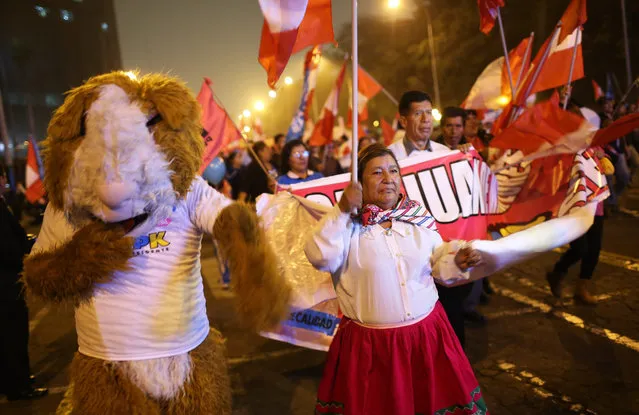 Supporters of Peruvian Presidential candidate Pedro Pablo Kuczynski, participate in the closure of the party's electoral campaign in Lima, Peru, 01 June 2016. Peru will hold the second round of Presidential elections on 05 June 2016, with Peruvians for Change Party nominee Pedro Pablo Kuczynski and Popular Force Party nominee Keiko Fujimori as candidates. (Photo by Ernesto Arias/EPA)