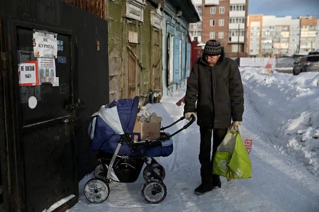 Denis, nicknamed Den “Mladshiy” (junior), who is homeless, pushes a pram that he uses to store and transport disposed glass bottles and other recyclable items he can exchange for payment at a recycling centre, in Omsk, Russia, January 25, 2020. (Photo by Alexey Malgavko/Reuters)