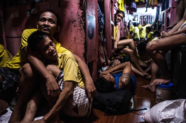 Inmates rest in their sleeping quarters inside the Quezon City jail at night in Manila in this picture taken on July 18, 2016. (Photo by Noel Celis/AFP Photo)