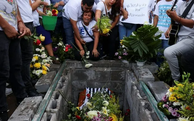 Alexander Martinez's family and friends mourn at his graveside during his funeral in Acatlan de Perez Figueroa, Mexico, Thursday, June 11, 2020. Hundreds of residents of this town in southern Mexico bid farewell amid anger and tears to Alexander Martinez, a 16-year-old Mexican-American boy shot dead by local police. (Photo by Reuters/Stringer)