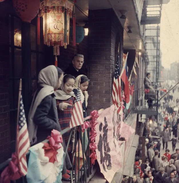 Chinese New Year celebrations in Chinatown, New York, finish with a Lantern Festival, when children parade through the streets with lighted lanterns. 5th February 1960. (Photo by BIPS)