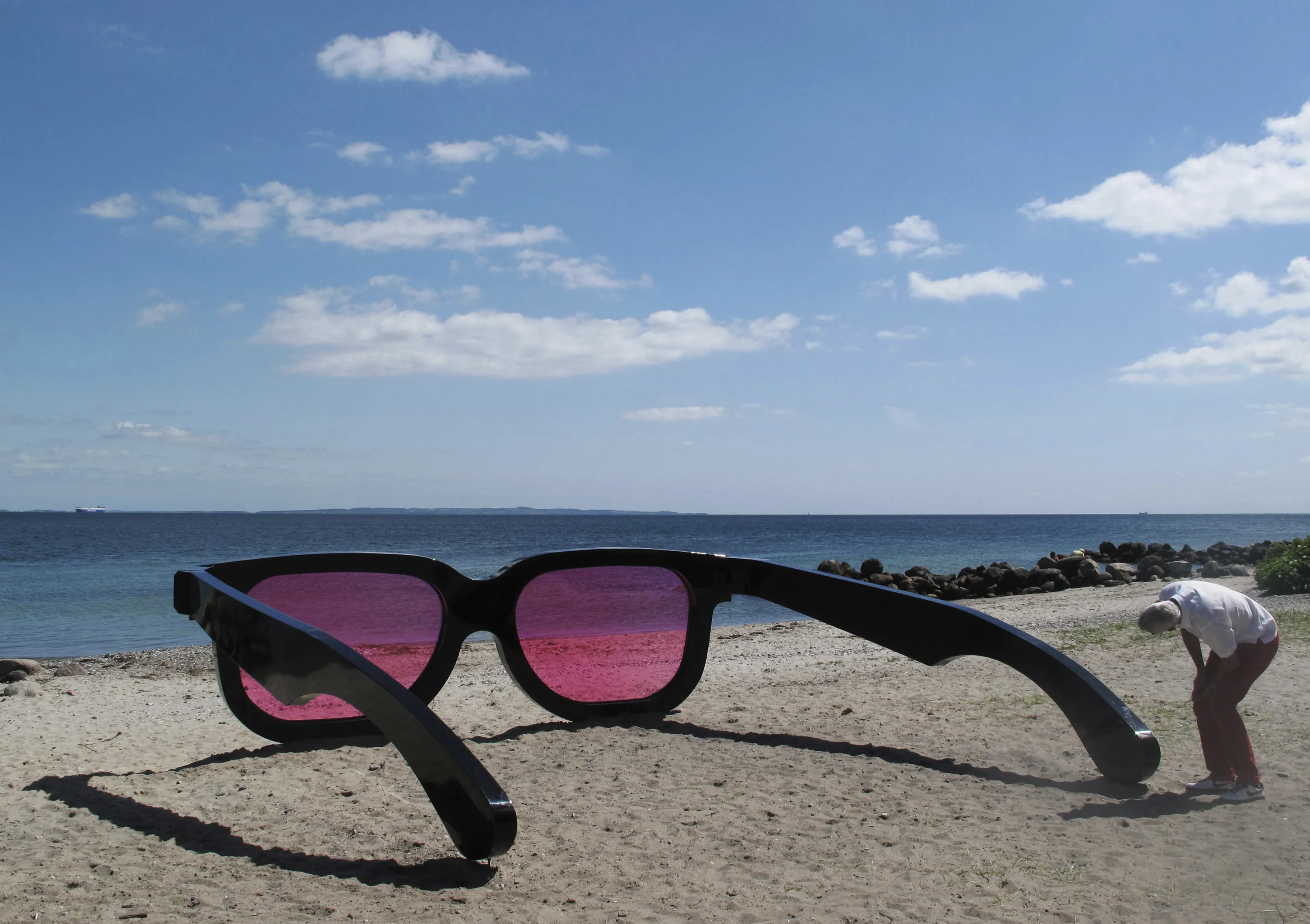 Без розовых очков. Огромные очки. Розовые очки. Пляжные очки. Розовые солнцезащитные очки.