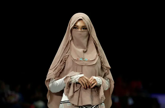A model presents a creation by designer Salty Jofimar during Indonesia Fashion Week in Jakarta, Indonesia March 29, 2018. (Photo by Darren Whiteside/Reuters)
