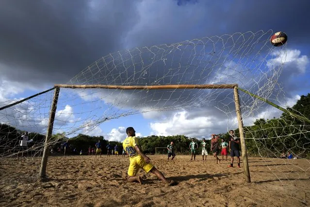 Indigenous athletes compete in a soccer match as part of the Indigenous Games, in the Tapirema community of Peruibe, Brazil, Saturday, April 22, 2023. Hundreds of Indigenous athletes gather this weekend in the south of Sao Paulo state to hold their version of the Olympic Games. They will compete for medals in archery, tug of war, athletics, Indigenous wrestling and other sports. (Photo by Andre Penner/AP Photo)