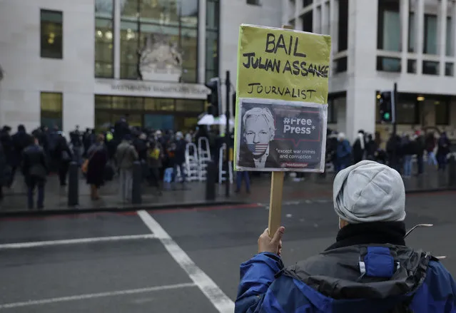 A Julian Assange supporter holds up a placard outside Westminster Magistrates Court as his bail hearing is held at the court in London, Wednesday, January 6, 2021. On Monday Judge Vanessa Baraitser ruled that Julian Assange cannot be extradited to the US. because of concerns about his mental health. Assange had been charged under the US's 1917 Espionage Act for “unlawfully obtaining and disclosing classified documents related to the national defence”. Assange remains in custody, the US. has 14 days to appeal against the ruling. (Photo by Matt Dunham/AP Photo)